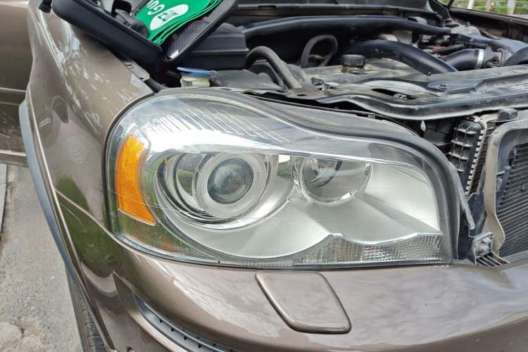 Used Volvo XC Classic 2014 T5 Luxury Edition Right Front Headlight