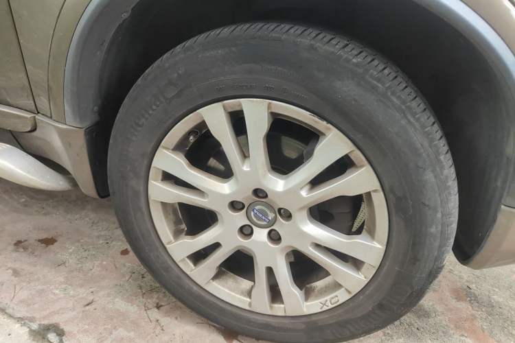 Used Volvo XC Classic 2014 T5 Luxury Edition Right Front Wheel Hub