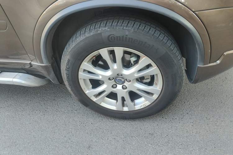 Used Volvo XC Classic 2014 T5 Luxury Edition Right Front Wheel Hub
