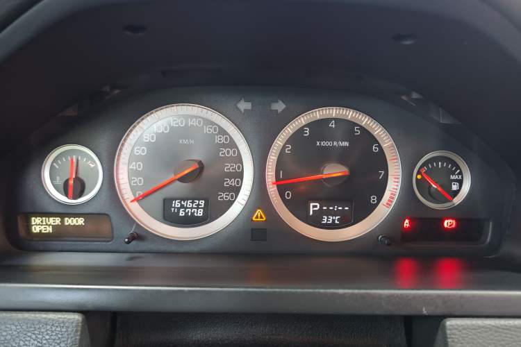 Used Volvo XC Classic 2014 T5 Luxury Edition Odometer Close Up