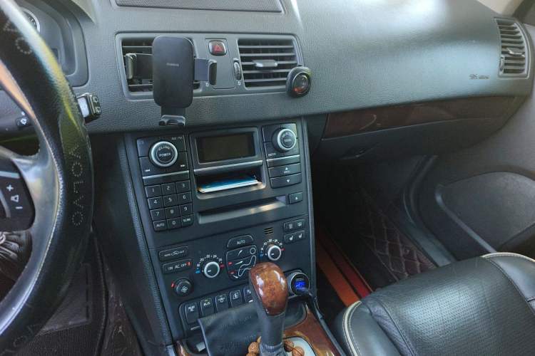 Used Volvo XC Classic 2014 T5 Executive Edition Audio And AC Panel
