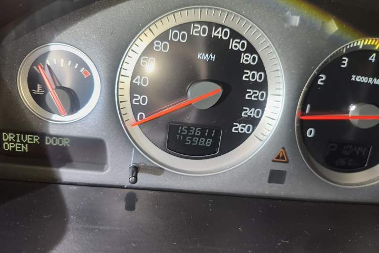 Used Volvo XC Classic 2014 T5 Luxury Edition Odometer Close Up