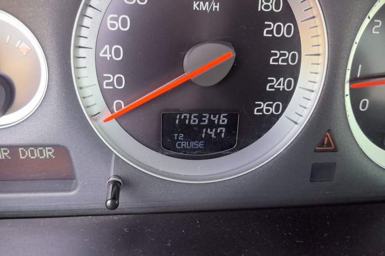 Used Volvo XC Classic 2014 T5 Luxury Edition Odometer Close Up