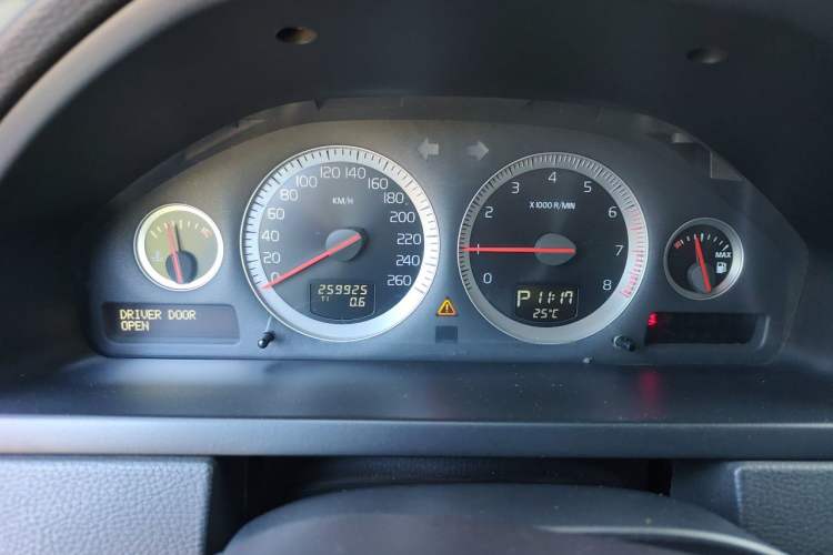 Used Volvo XC Classic 2014 T5 Executive Edition Odometer Close Up