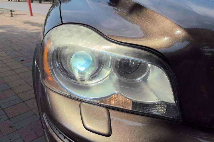 Used Volvo XC Classic 2014 T5 Luxury Edition Right Front Headlight