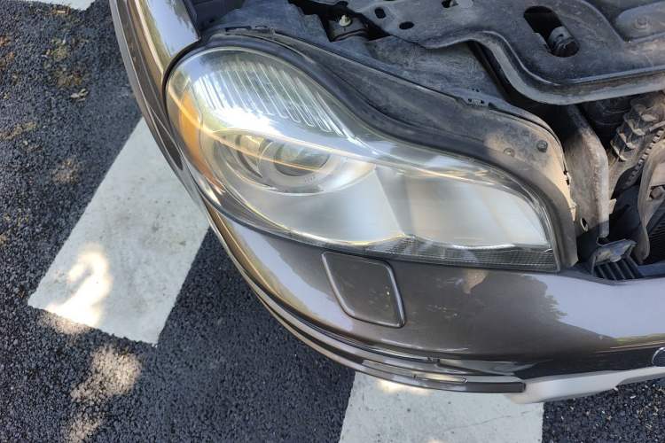 Used Volvo XC Classic 2014 T5 Executive Edition Right Front Headlight