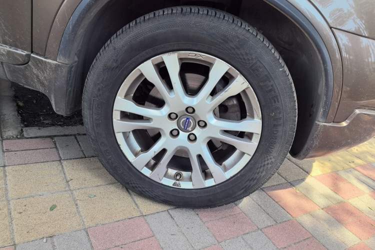 Used Volvo XC Classic 2014 T5 Luxury Edition Right Front Wheel Hub