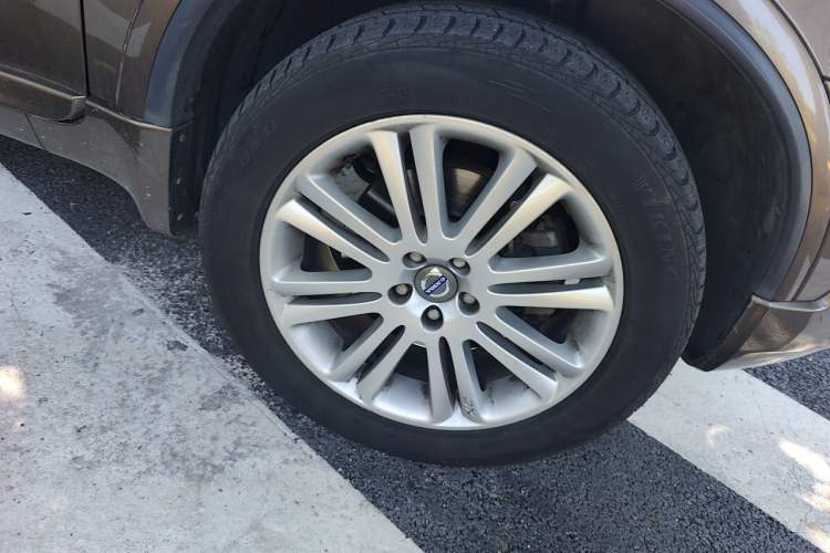 Used Volvo XC Classic 2014 T5 Executive Edition Right Front Wheel Hub
