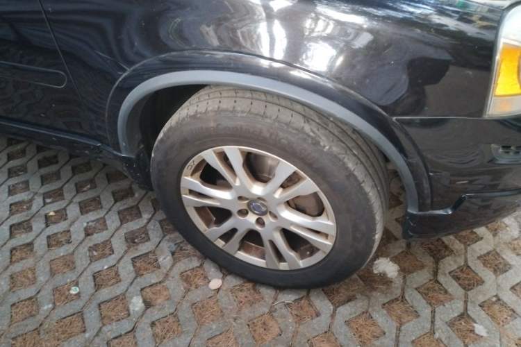 Used Volvo XC Classic 2014 T5 Luxury Edition Right Front Wheel Hub