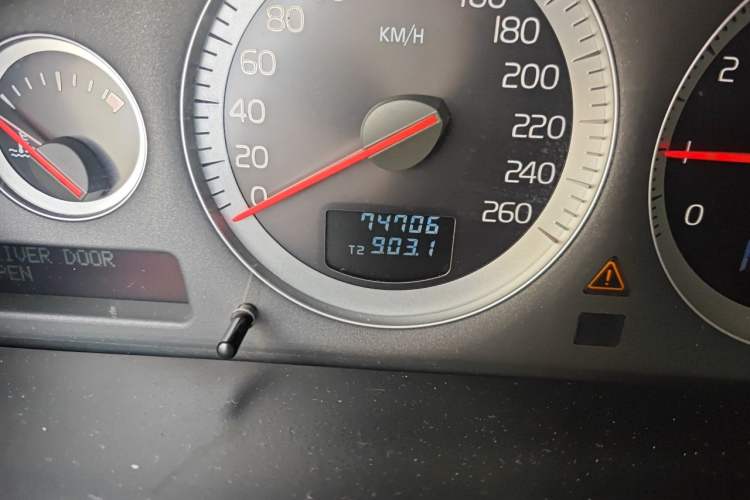 Used Volvo XC Classic 2014 T5 Luxury Edition Odometer Close Up