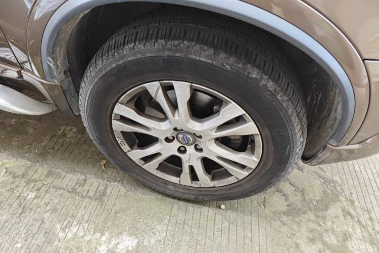 Used Volvo XC Classic 2014 T5 Luxury Edition Right Front Wheel Hub