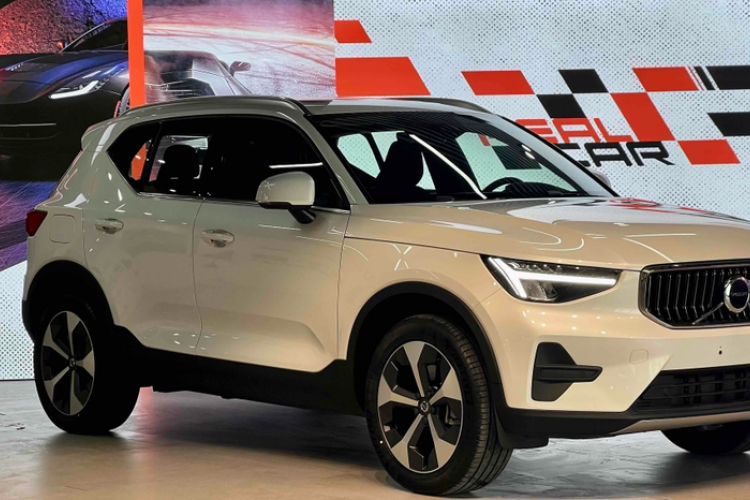 Used Volvo XC40 2023 B4 4x4 Smart Luxury Edition Exterior 2