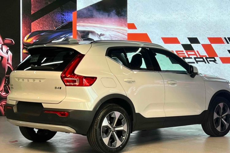 Used Volvo XC40 2023 B4 4x4 Smart Luxury Edition Exterior 5