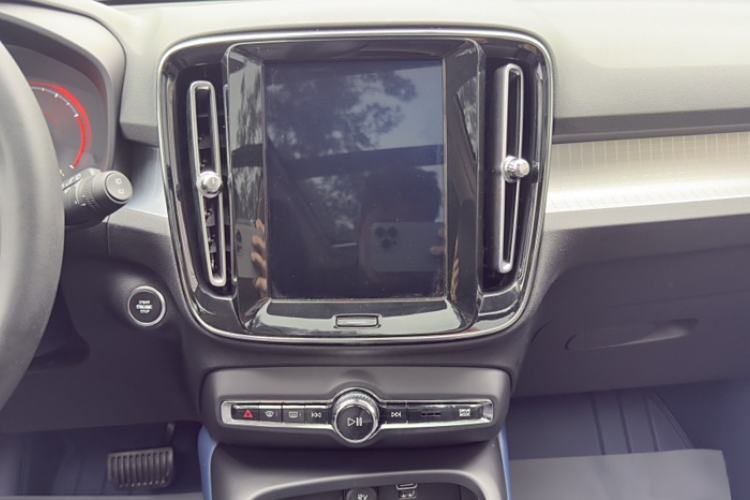 Used Volvo XC40 2019 T4 Four-Wheel Drive Midnight Amazon Blue Audio And AC Panel