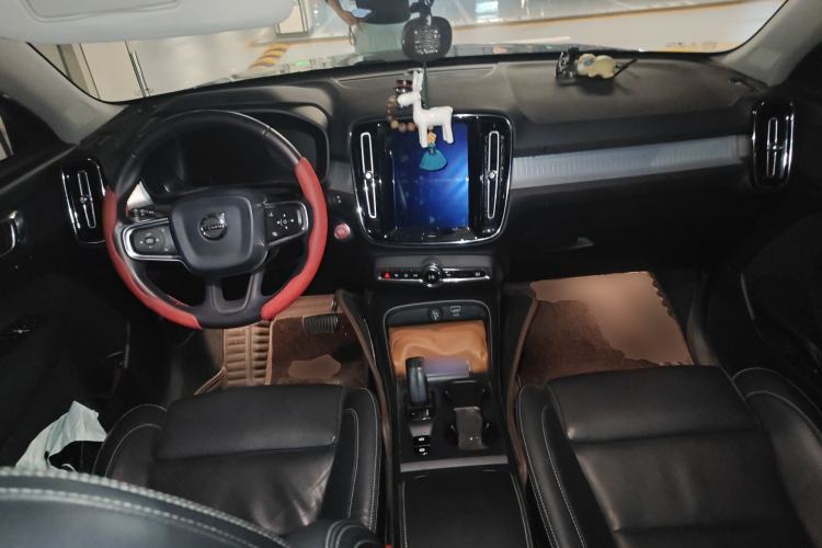 Used Volvo XC40 2019 T4 Four-Wheel Drive Midnight Amazon Blue Center Console