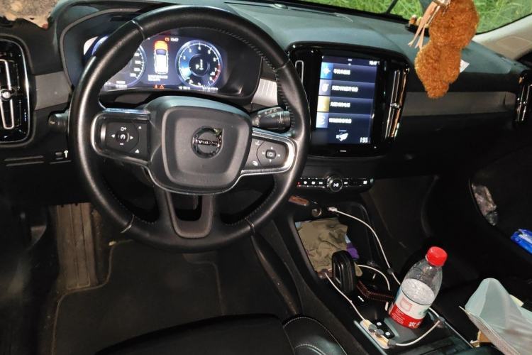 Used Volvo XC40 2019 T4 Four-Wheel Drive Midnight Amazon Blue Center Console