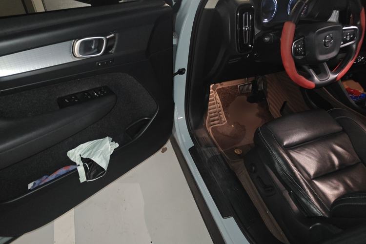 Used Volvo XC40 2019 T4 Four-Wheel Drive Midnight Amazon Blue Driver Seat