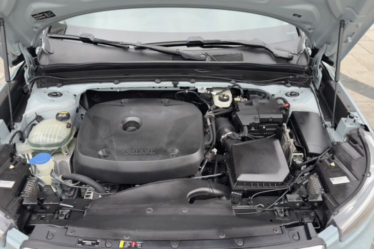 Used Volvo XC40 2019 T4 Four-Wheel Drive Midnight Amazon Blue Engine Bay