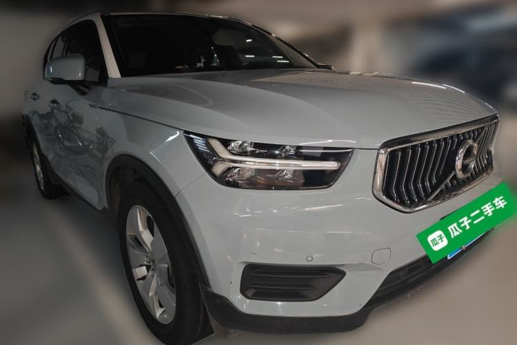 Used Volvo XC40 2019 T4 Four-Wheel Drive Midnight Amazon Blue Front Right 45 Deg