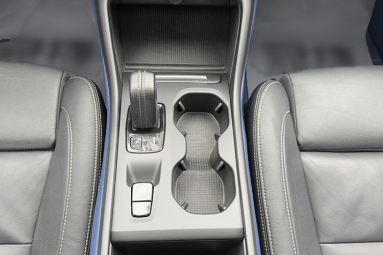 Used Volvo XC40 2019 T4 Four-Wheel Drive Midnight Amazon Blue Gear Lever