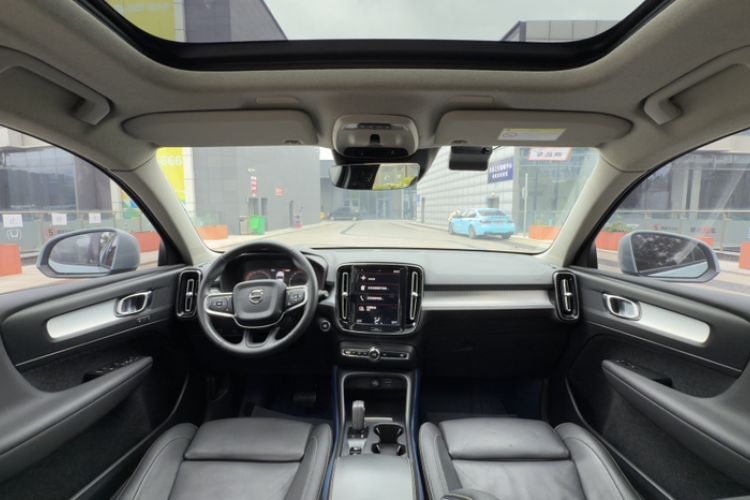 Used Volvo XC40 2019 T4 Four-Wheel Drive Midnight Amazon Blue Interior 1