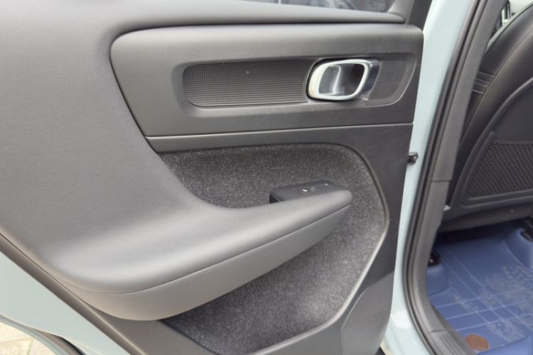 Used Volvo XC40 2019 T4 Four-Wheel Drive Midnight Amazon Blue Interior 3