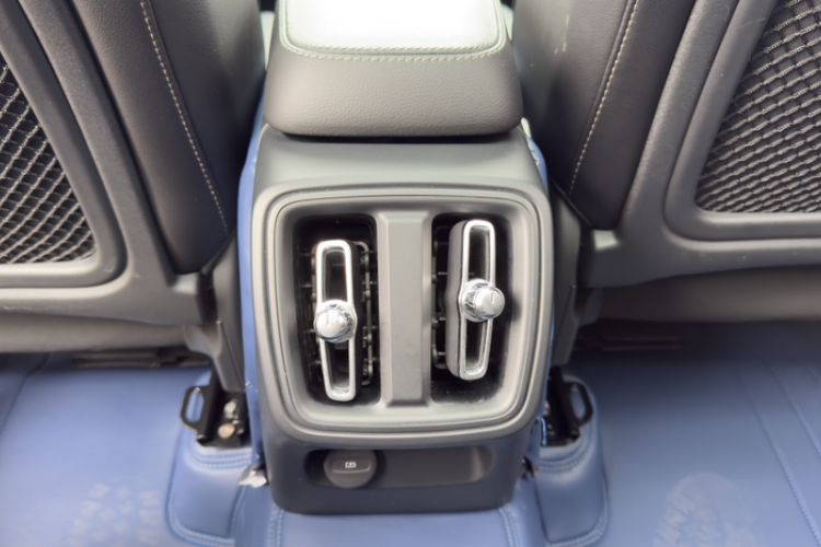 Used Volvo XC40 2019 T4 Four-Wheel Drive Midnight Amazon Blue Interior 4