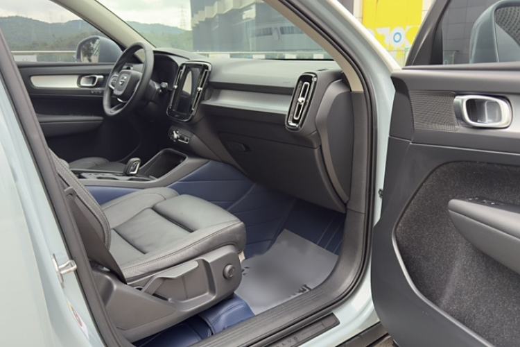 Used Volvo XC40 2019 T4 Four-Wheel Drive Midnight Amazon Blue Interior 6
