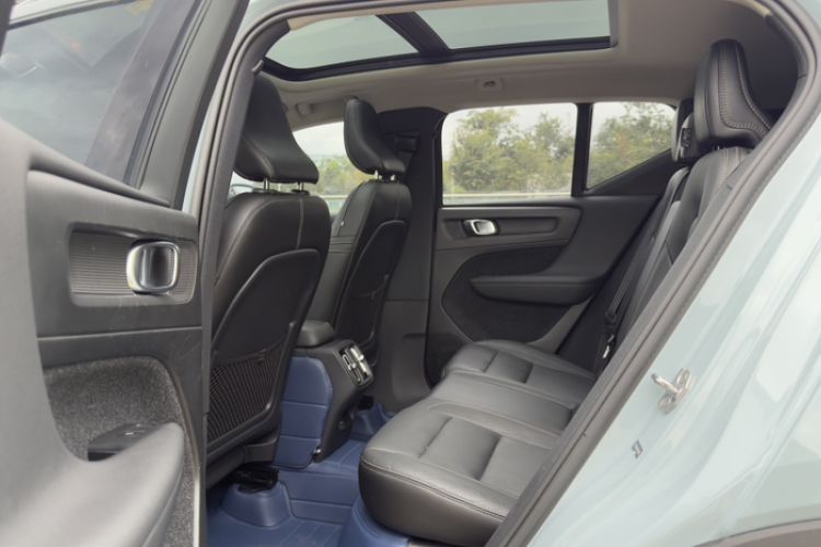 Used Volvo XC40 2019 T4 Four-Wheel Drive Midnight Amazon Blue Interior 7