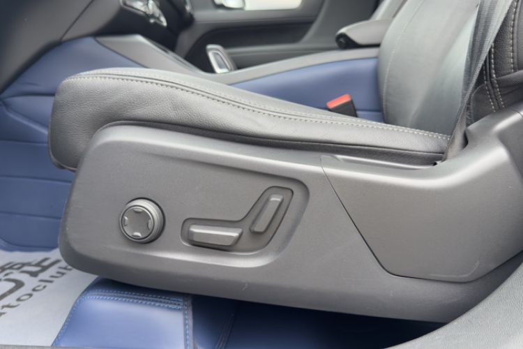 Used Volvo XC40 2019 T4 Four-Wheel Drive Midnight Amazon Blue Interior 8