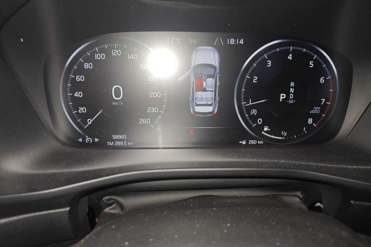 Used Volvo XC40 2019 T4 Four-Wheel Drive Midnight Amazon Blue Odometer Close Up