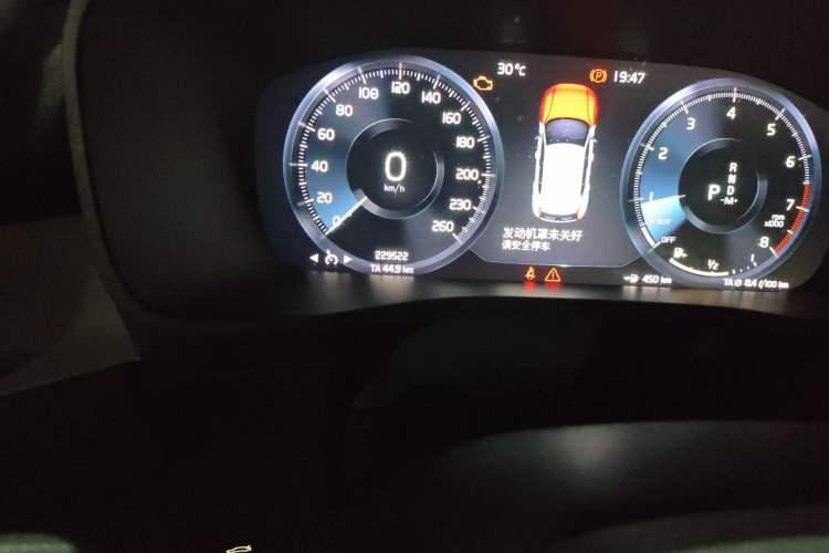 Used Volvo XC40 2019 T4 Four-Wheel Drive Midnight Amazon Blue Odometer Close Up