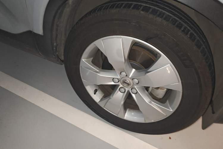 Used Volvo XC40 2019 T4 Four-Wheel Drive Midnight Amazon Blue Right Front Wheel Hub