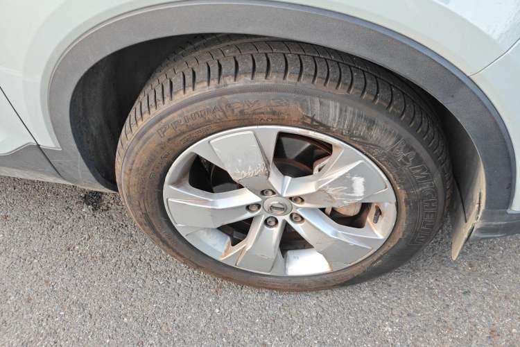 Used Volvo XC40 2019 T4 Four-Wheel Drive Midnight Amazon Blue Right Front Wheel Hub