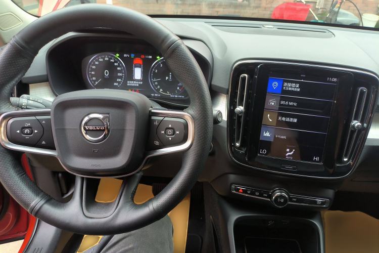 Used Volvo XC40 2019 T4 4x4 Midday Lava Red Center Console