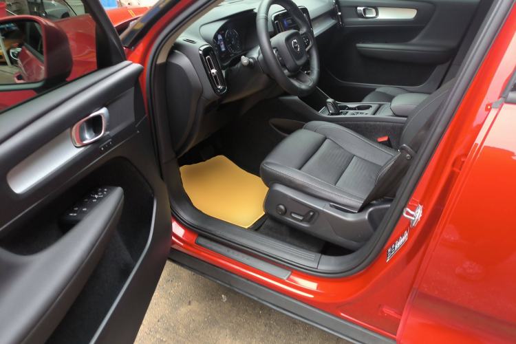 Used Volvo XC40 2019 T4 4x4 Midday Lava Red Driver Seat