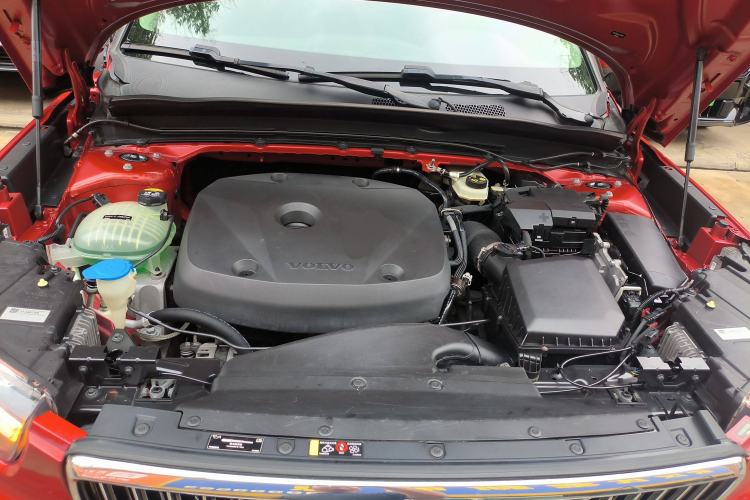 Used Volvo XC40 2019 T4 4x4 Midday Lava Red Engine Bay