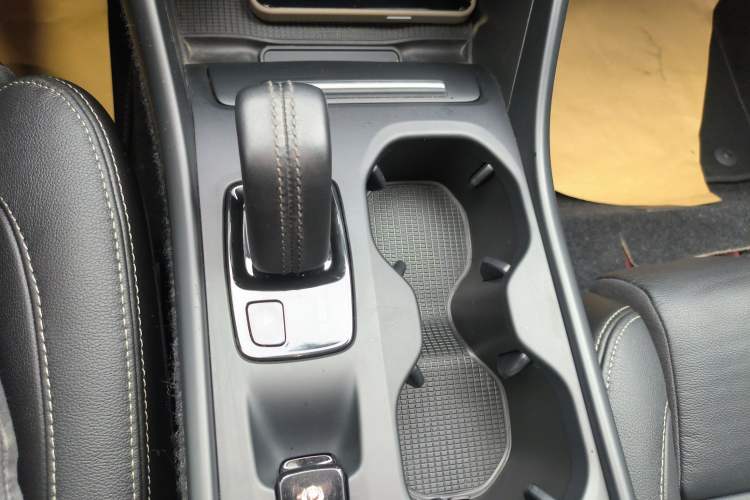 Used Volvo XC40 2019 T4 4x4 Midday Lava Red Gear Lever