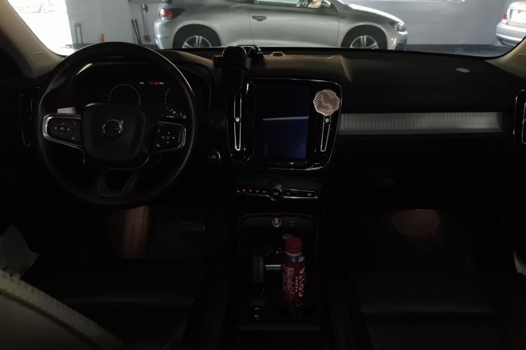 Used Volvo XC40 2019 T4 4x4 Midday Lava Red Interior 2