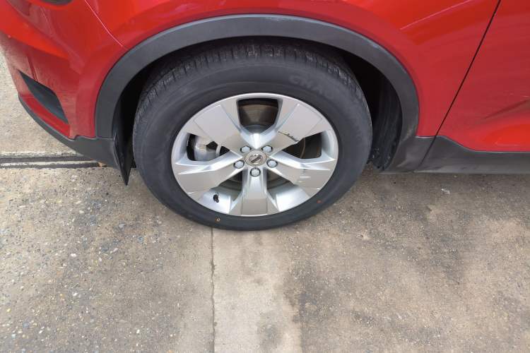 Used Volvo XC40 2019 T4 4x4 Midday Lava Red Left Front Wheel Hub