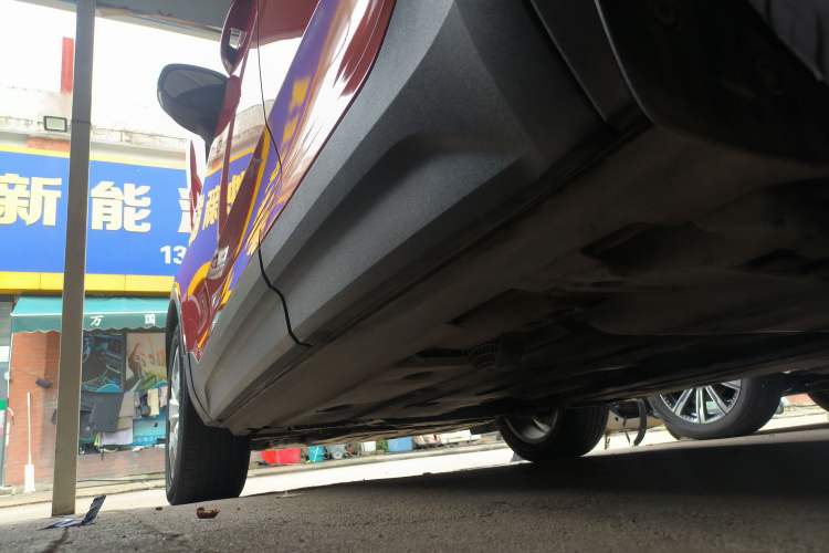 Used Volvo XC40 2019 T4 4x4 Midday Lava Red Left Side Sill