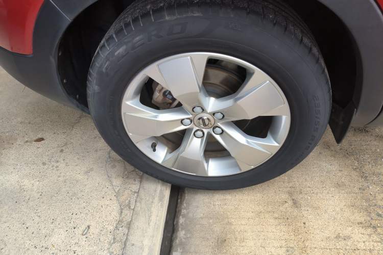 Used Volvo XC40 2019 T4 4x4 Midday Lava Red Right Rear Wheel Hub