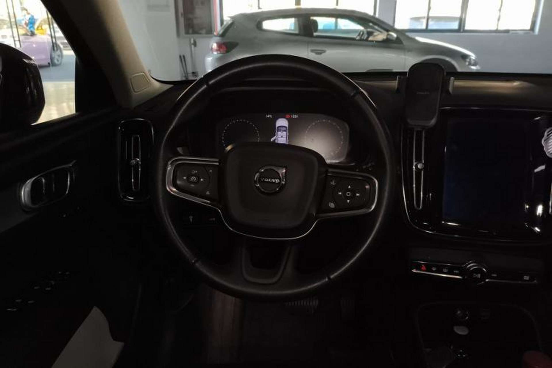 Used Volvo XC40 2019 T4 4x4 Midday Lava Red Steering Wheel