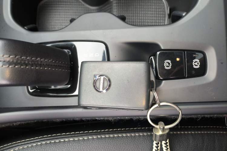 Used Volvo XC40 2019 T4 4x4 Midday Lava Red Vehicle Key