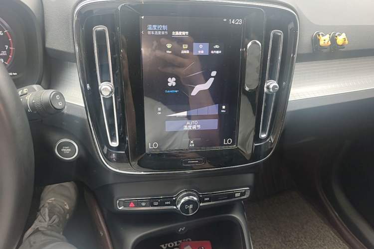 Used Volvo XC40 2019 T4 Four-Wheel Drive Dawn Ice White Audio And AC Panel