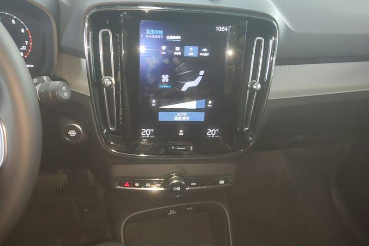 Used Volvo XC40 2019 T4 Four-Wheel Drive Dawn Ice White Audio And AC Panel