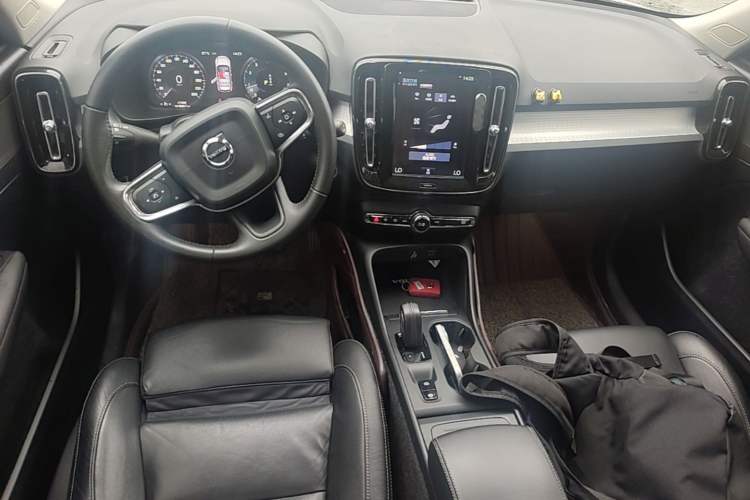 Used Volvo XC40 2019 T4 Four-Wheel Drive Dawn Ice White Center Console