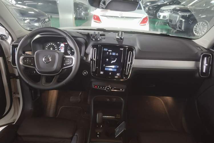 Used Volvo XC40 2019 T4 Four-Wheel Drive Dawn Ice White Center Console