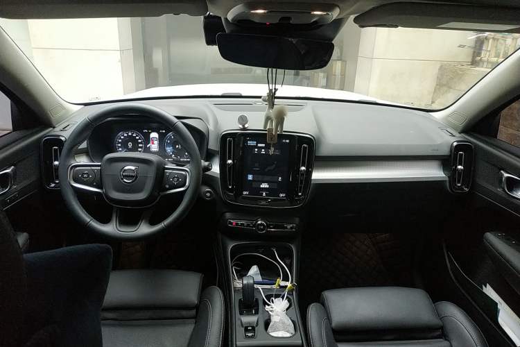 Used Volvo XC40 2019 T4 Four-Wheel Drive Dawn Ice White Center Console