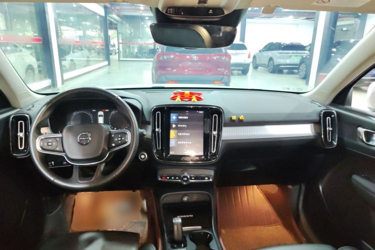 Used Volvo XC40 2019 T4 Four-Wheel Drive Dawn Ice White Center Console